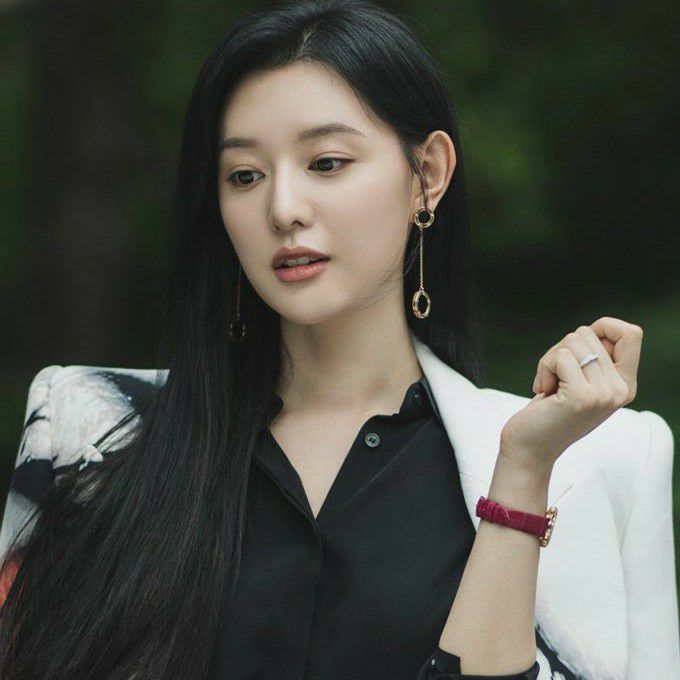 Behind-the-scenes cut of Kim Jiwon