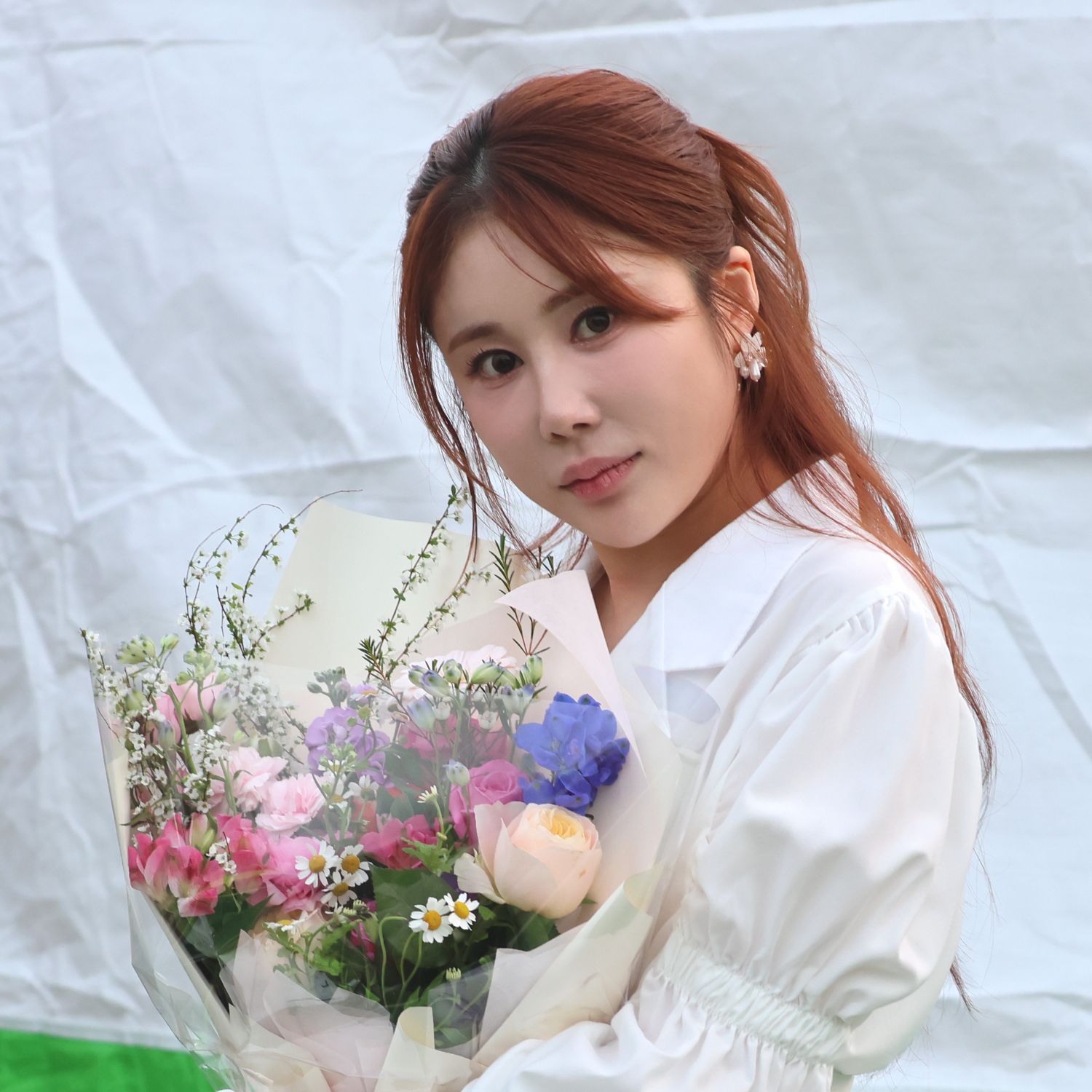 Behind-the-scenes cut of Kim Soyou