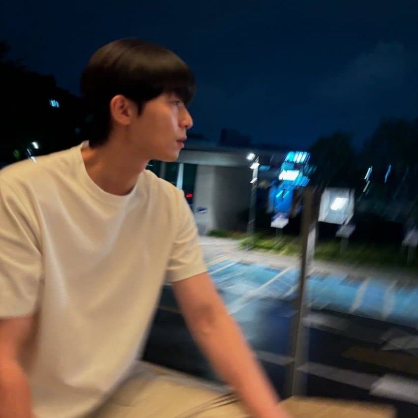 A moment captured by a fan of Park Seojoon
