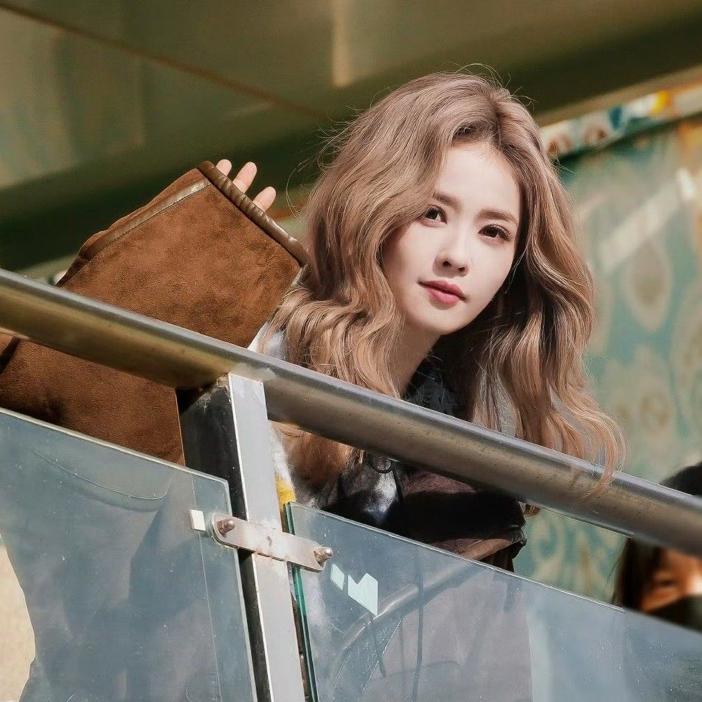 Behind-the-scenes cut of Bai Lu