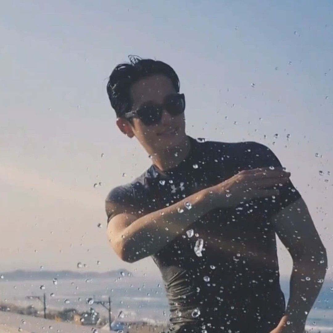 A moment captured by a fan of Park Sihoo