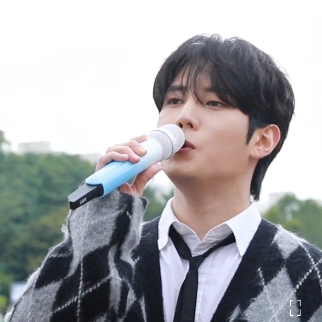 粉絲拍下的金俊賢瞬間