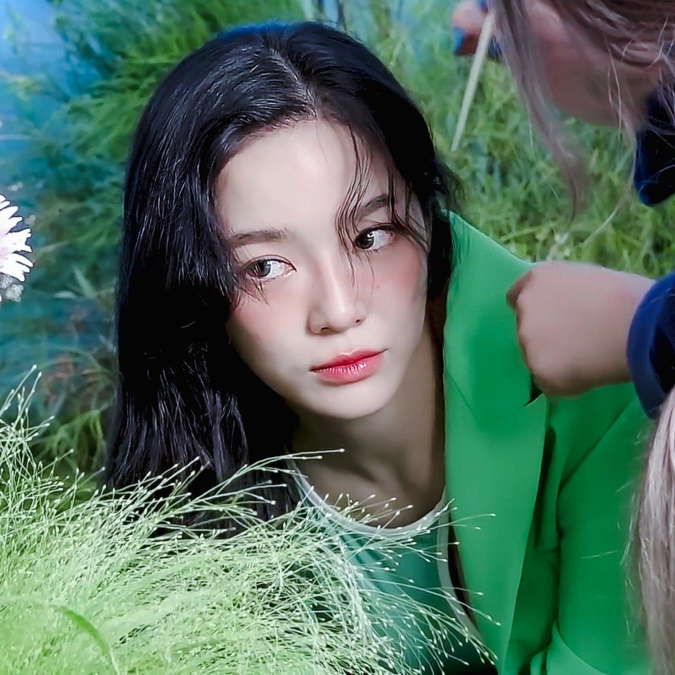 Behind-the-scenes cut of Kim Sejeong