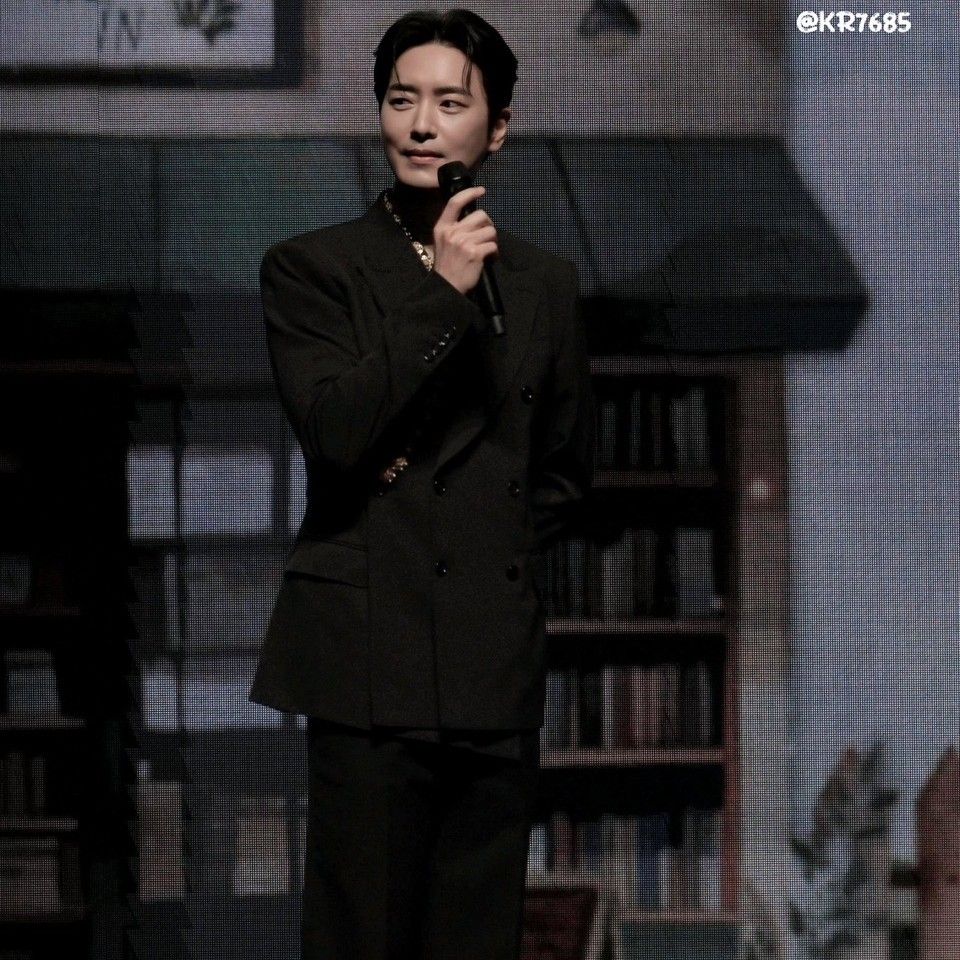 Behind-the-scenes cut of Lee Joonhyuk