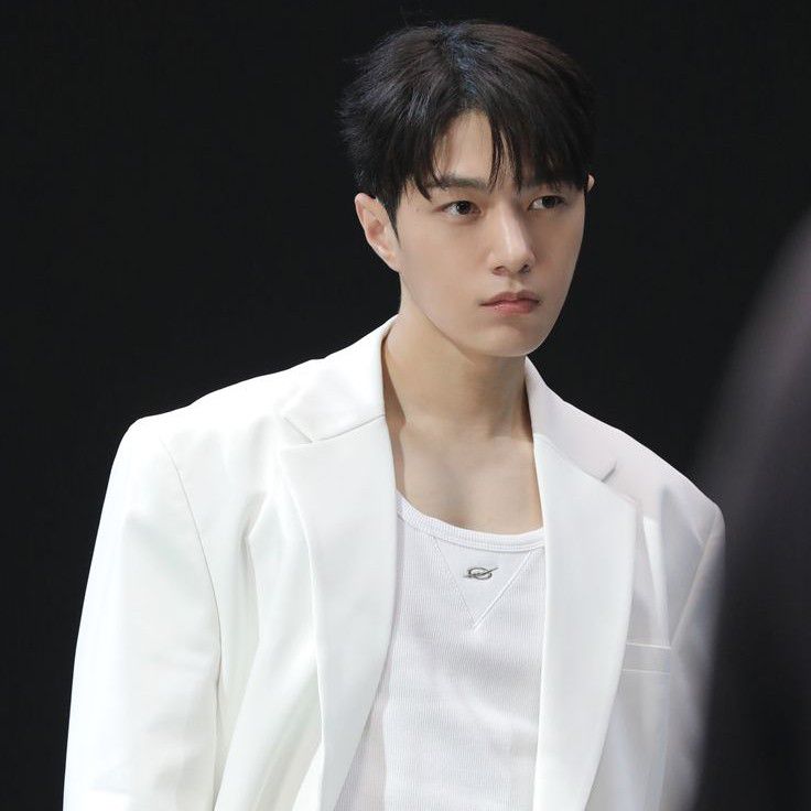 A moment captured by a fan of Kim Myungsoo (L)