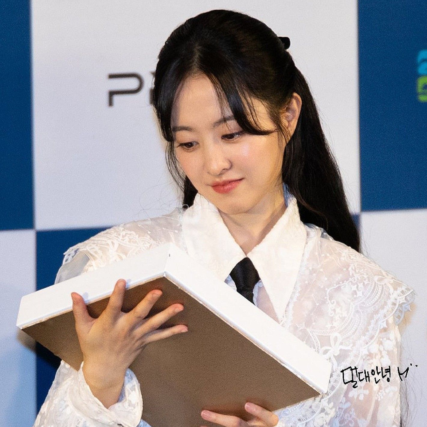 Behind-the-scenes cut of Park Boyoung