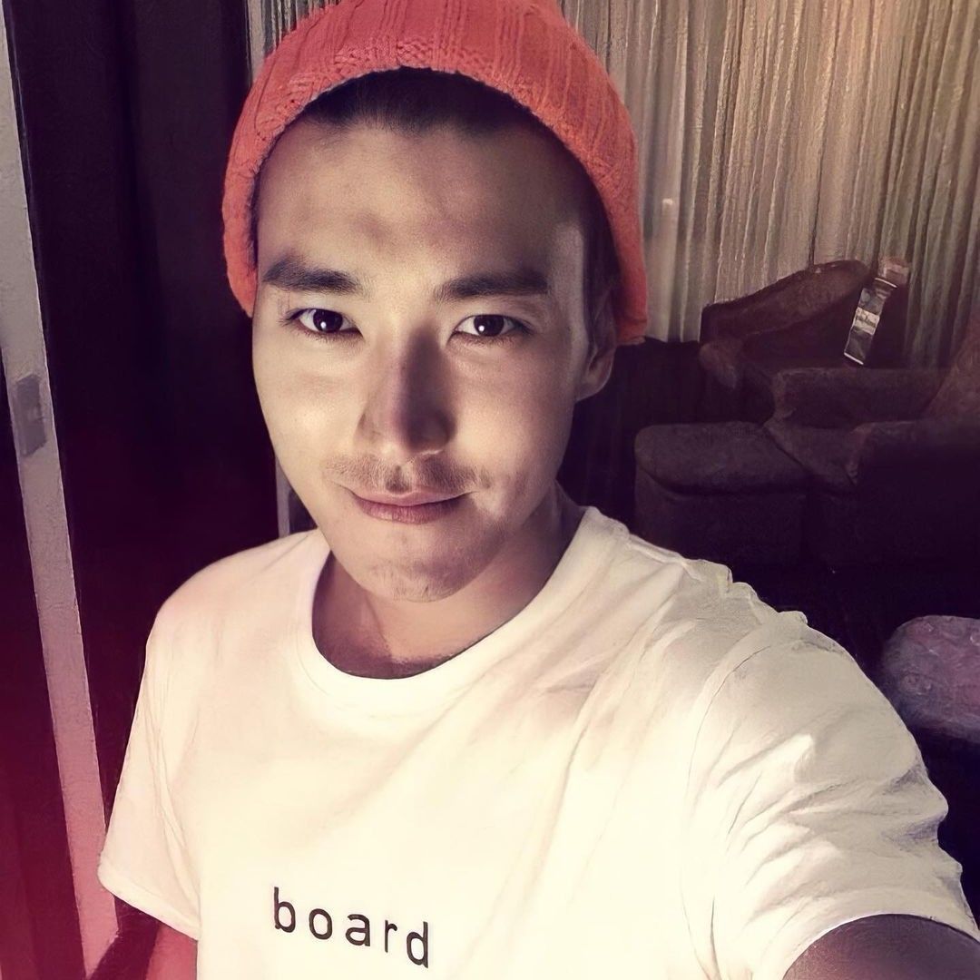 Recent activity shot of Choi Siwon