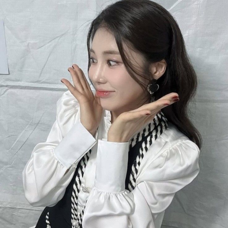 Behind-the-scenes cut of Kim Soyou