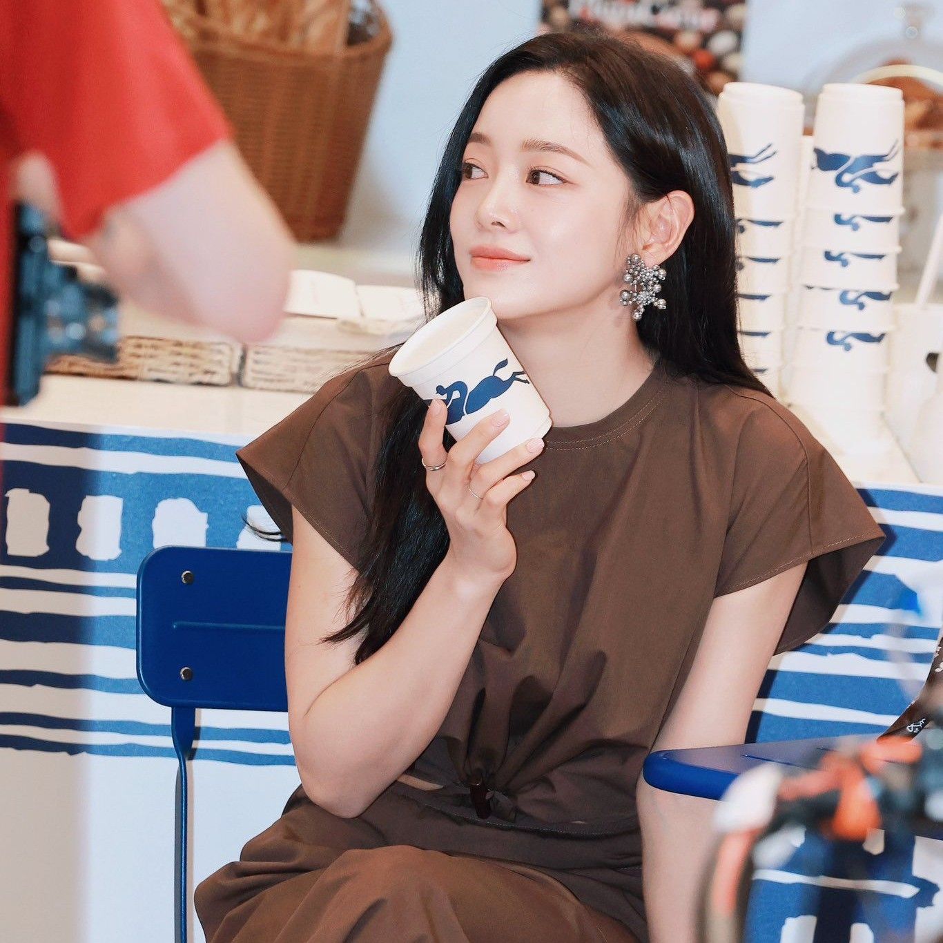 Behind-the-scenes cut of Kim Sejeong