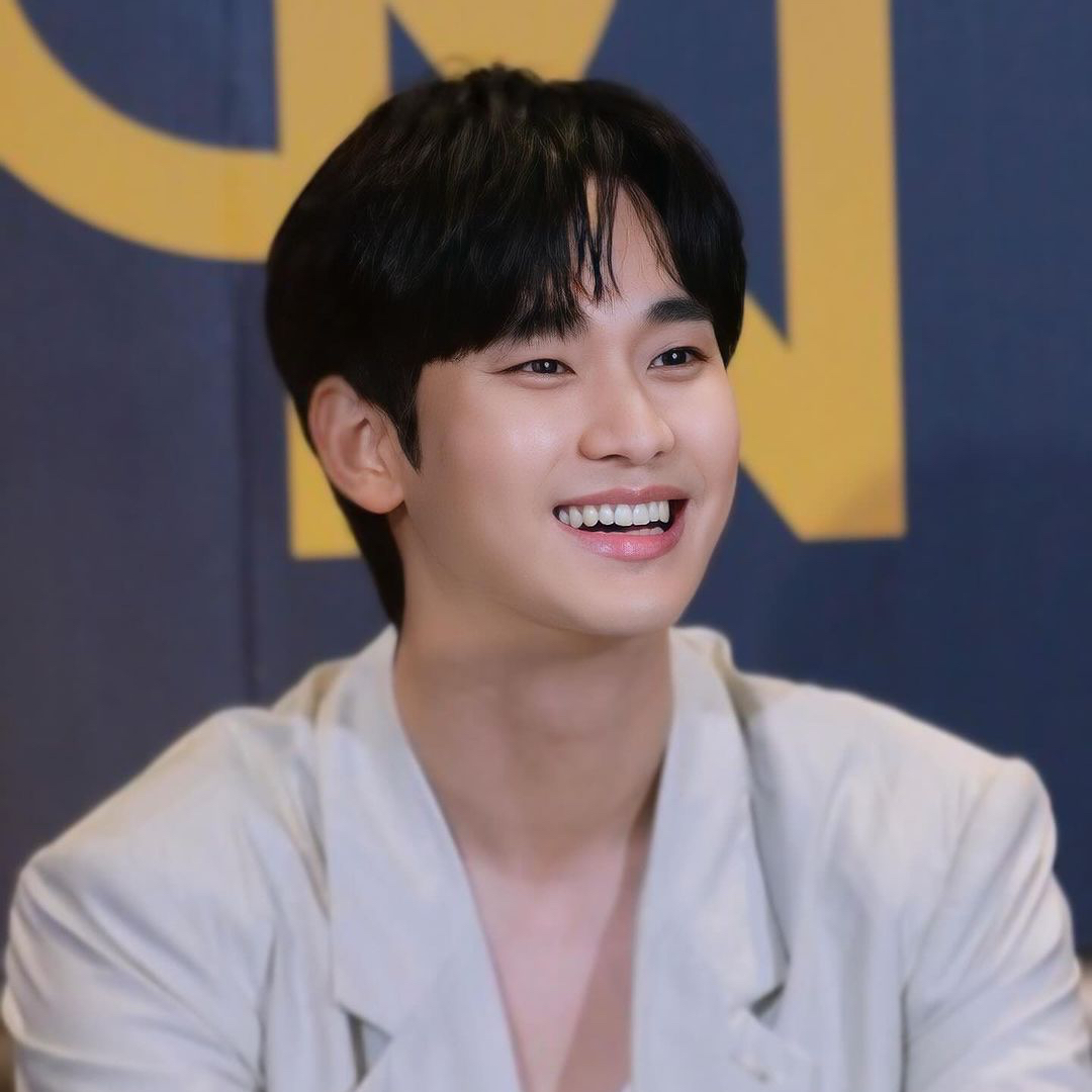 粉絲拍下的金秀賢瞬間