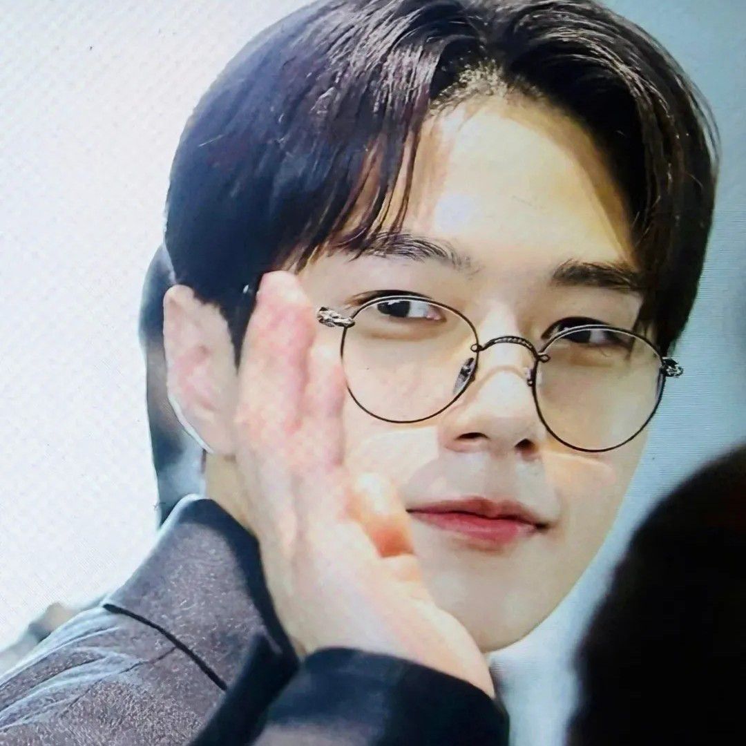 Recent activity shot of Kim Myungsoo (L)