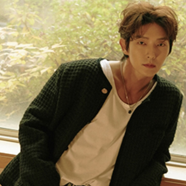 A moment captured by a fan of Lee Joongi