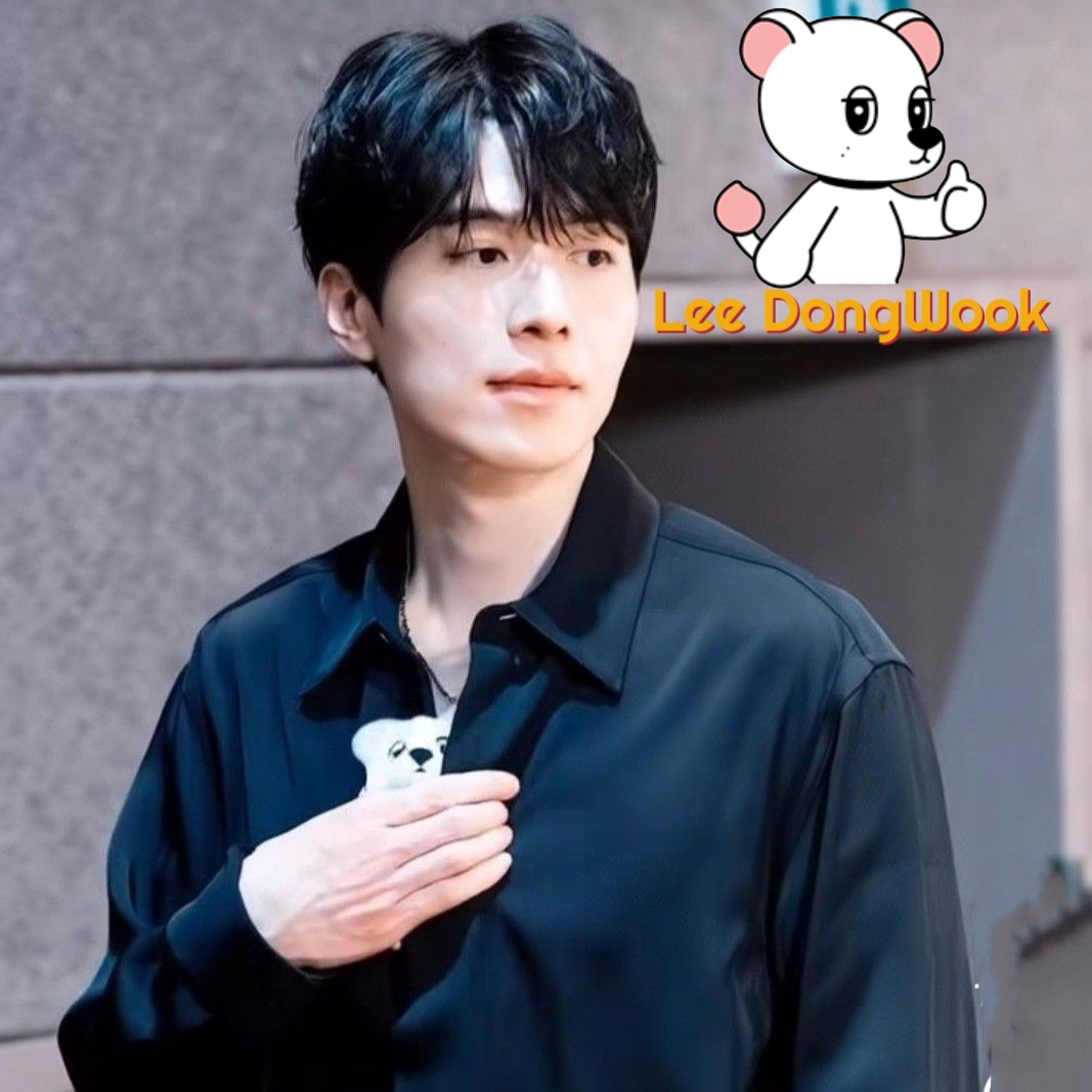 A moment captured by a fan of Lee Dongwook