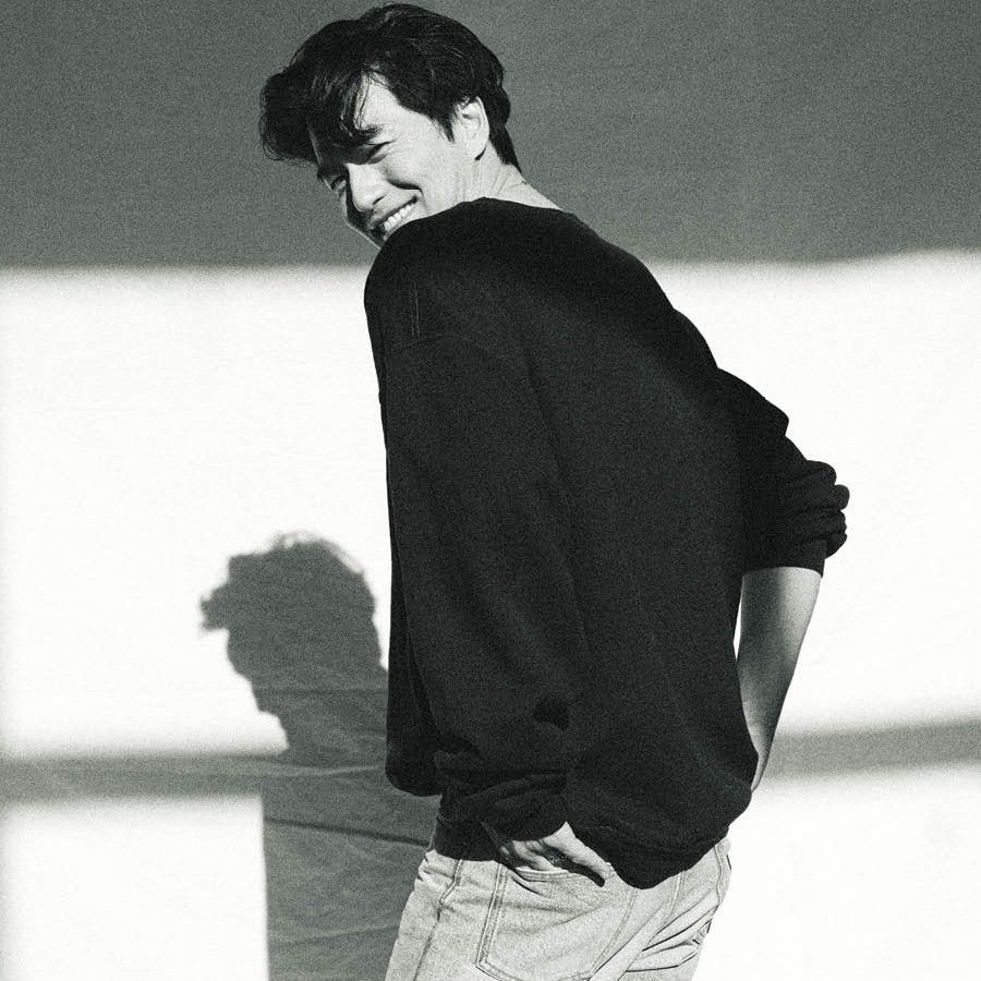 Behind-the-scenes cut of Lee Jinwook