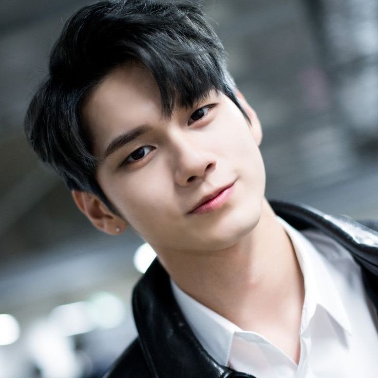 粉丝拍下的邕圣祐瞬间