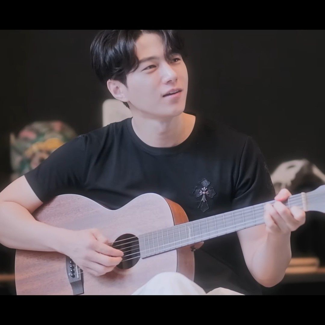 Behind-the-scenes cut of Kim Myungsoo (L)