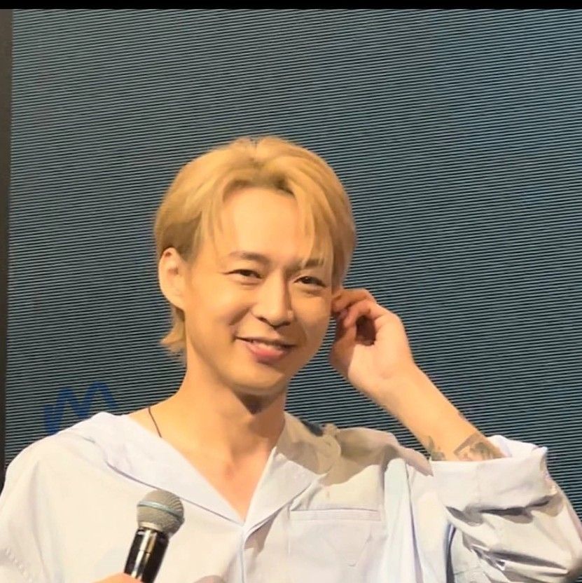 A moment captured by a fan of Park Yoochun