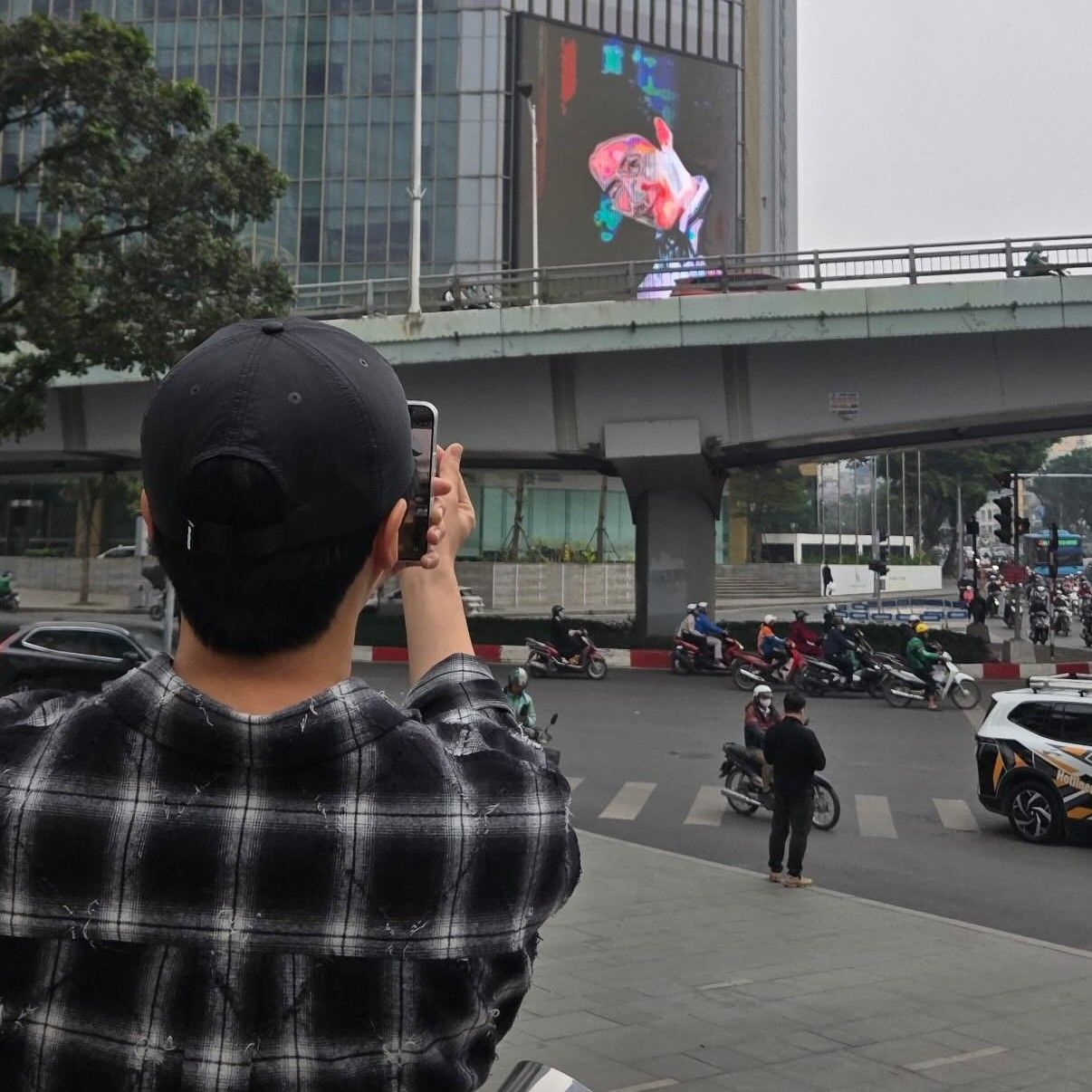 粉丝拍下的金宣虎瞬间