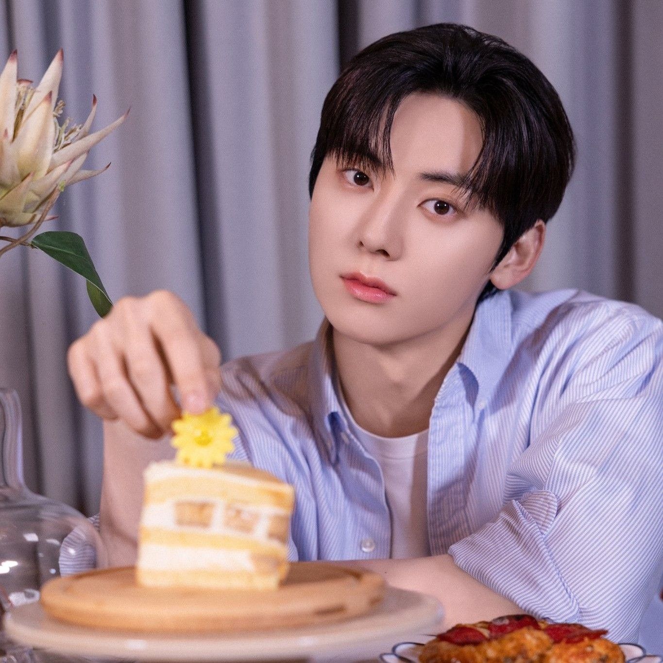 Behind-the-scenes cut of Hwang Minhyun