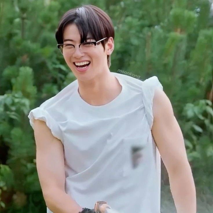 A moment captured by a fan of Cha Eunwoo