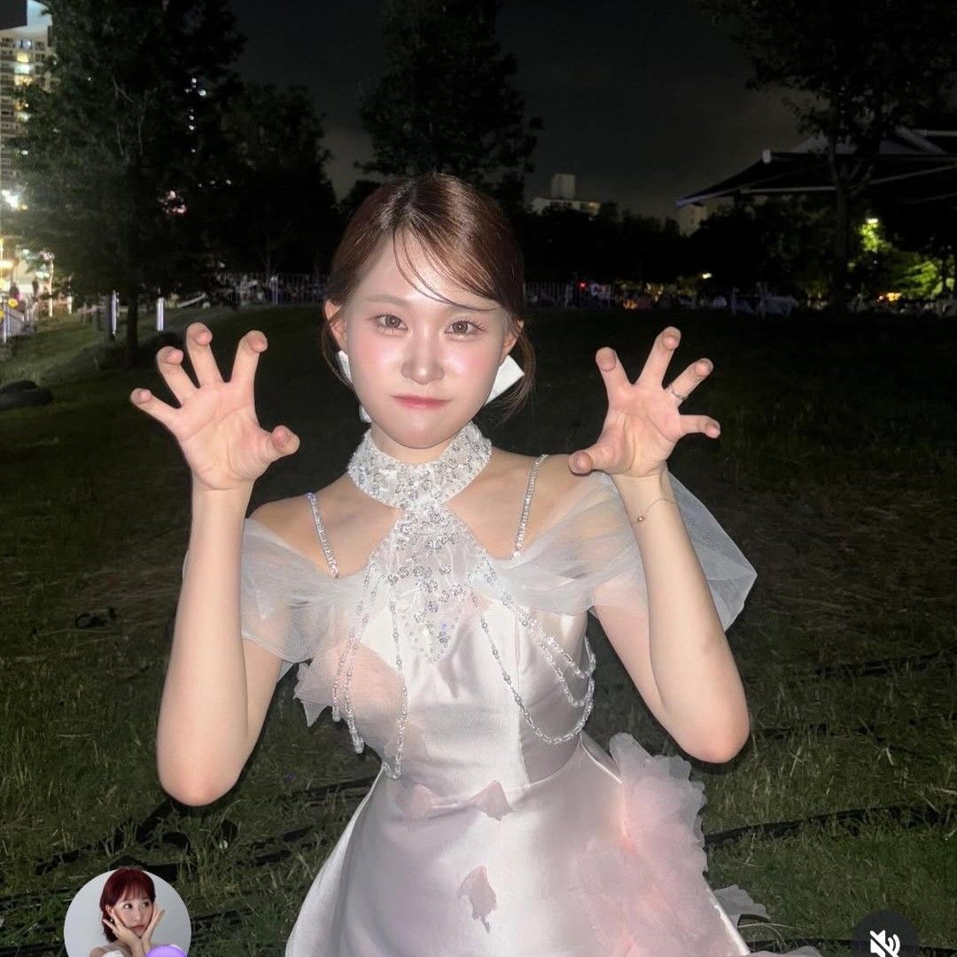 A moment captured by a fan of Kim Dahyun