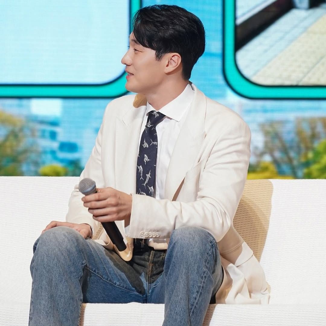 Behind-the-scenes cut of So Jisub
