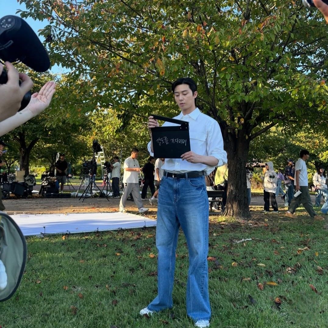 A moment captured by a fan of Park Seojoon