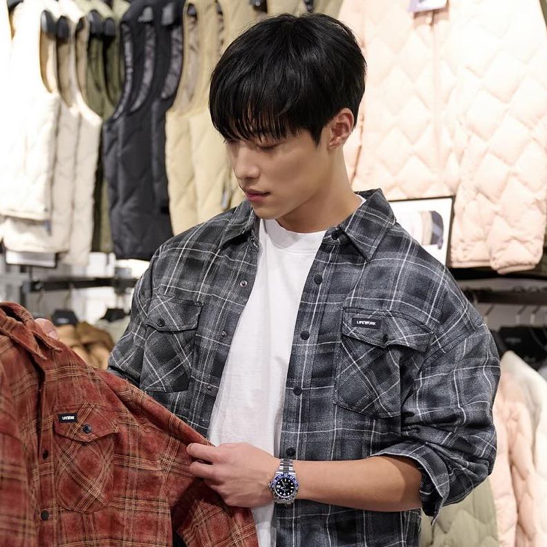 A moment captured by a fan of Woo Dohwan