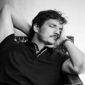 A moment captured by a fan of Pedro Pascal