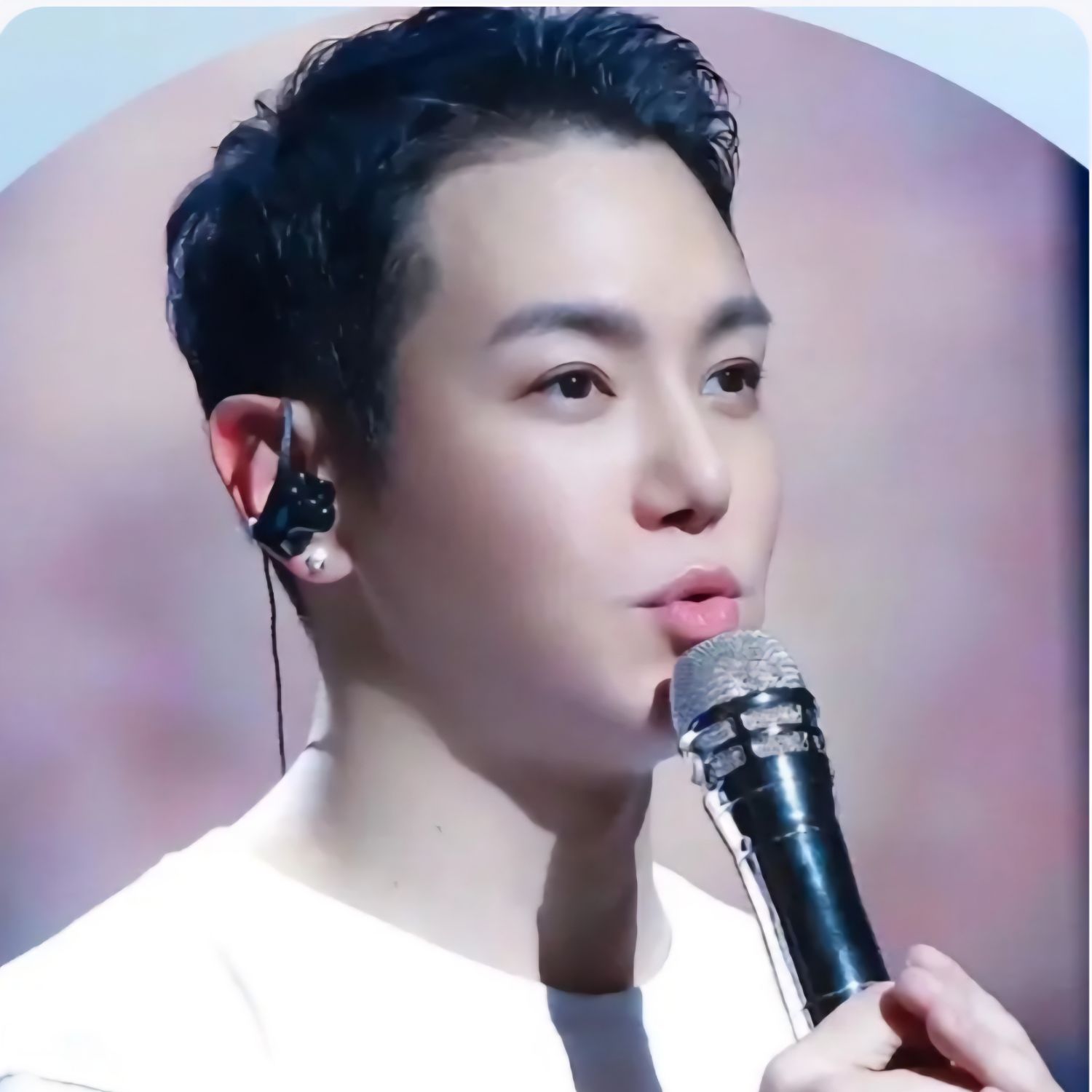 Behind-the-scenes cut of Hwanhee