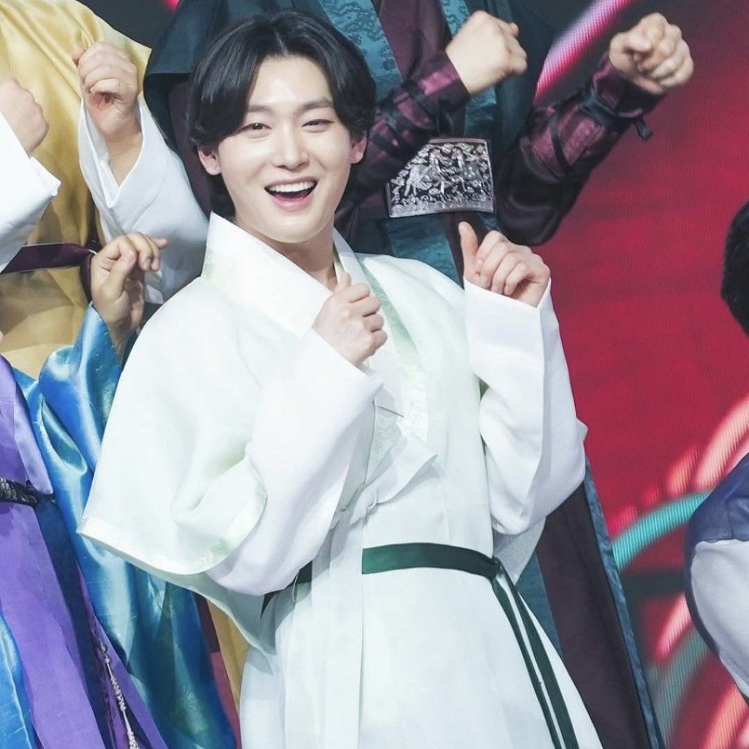 Behind-the-scenes cut of Kim Yongbin
