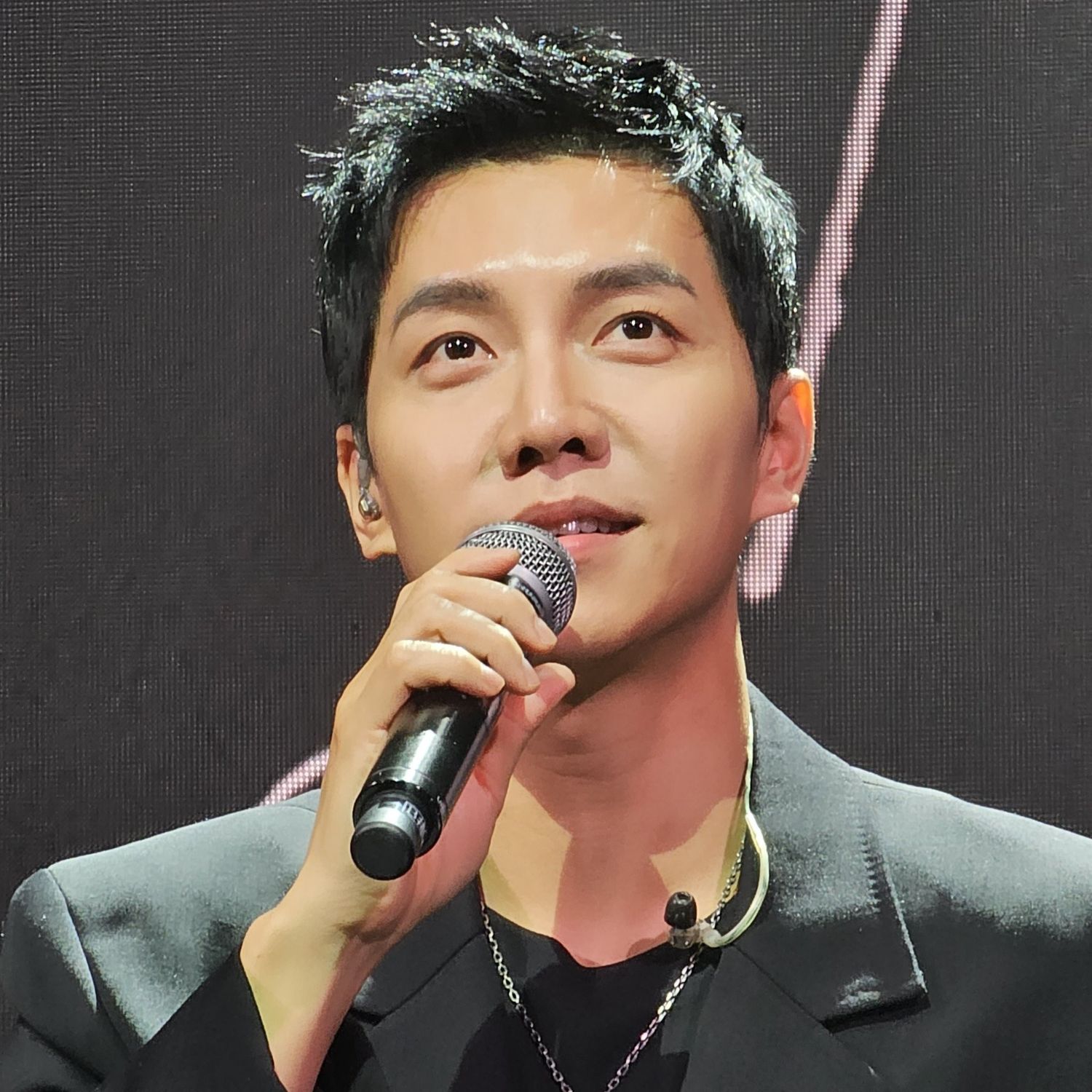 A moment captured by a fan of Lee Seunggi