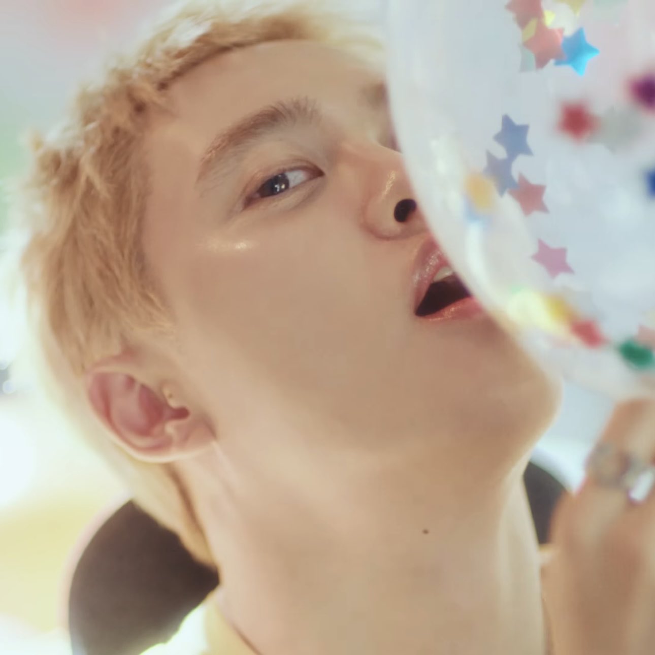 Behind-the-scenes cut of Doh Kyungsoo (D.O.)