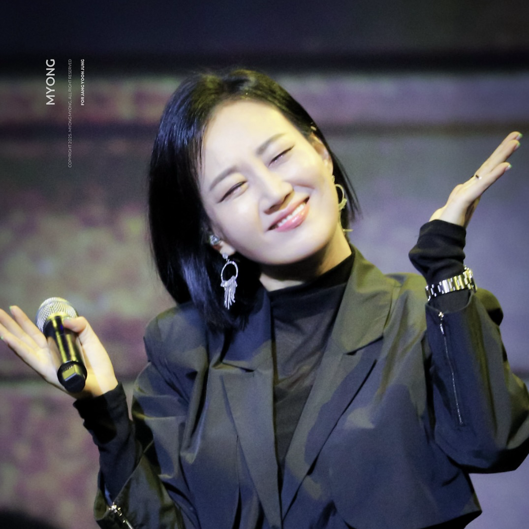 A moment captured by a fan of Jang Yoonjeong
