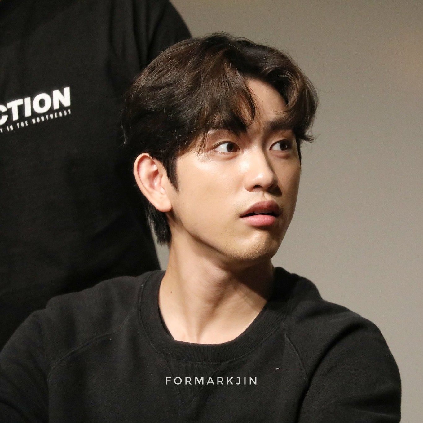A moment captured by a fan of Park Jinyoung
