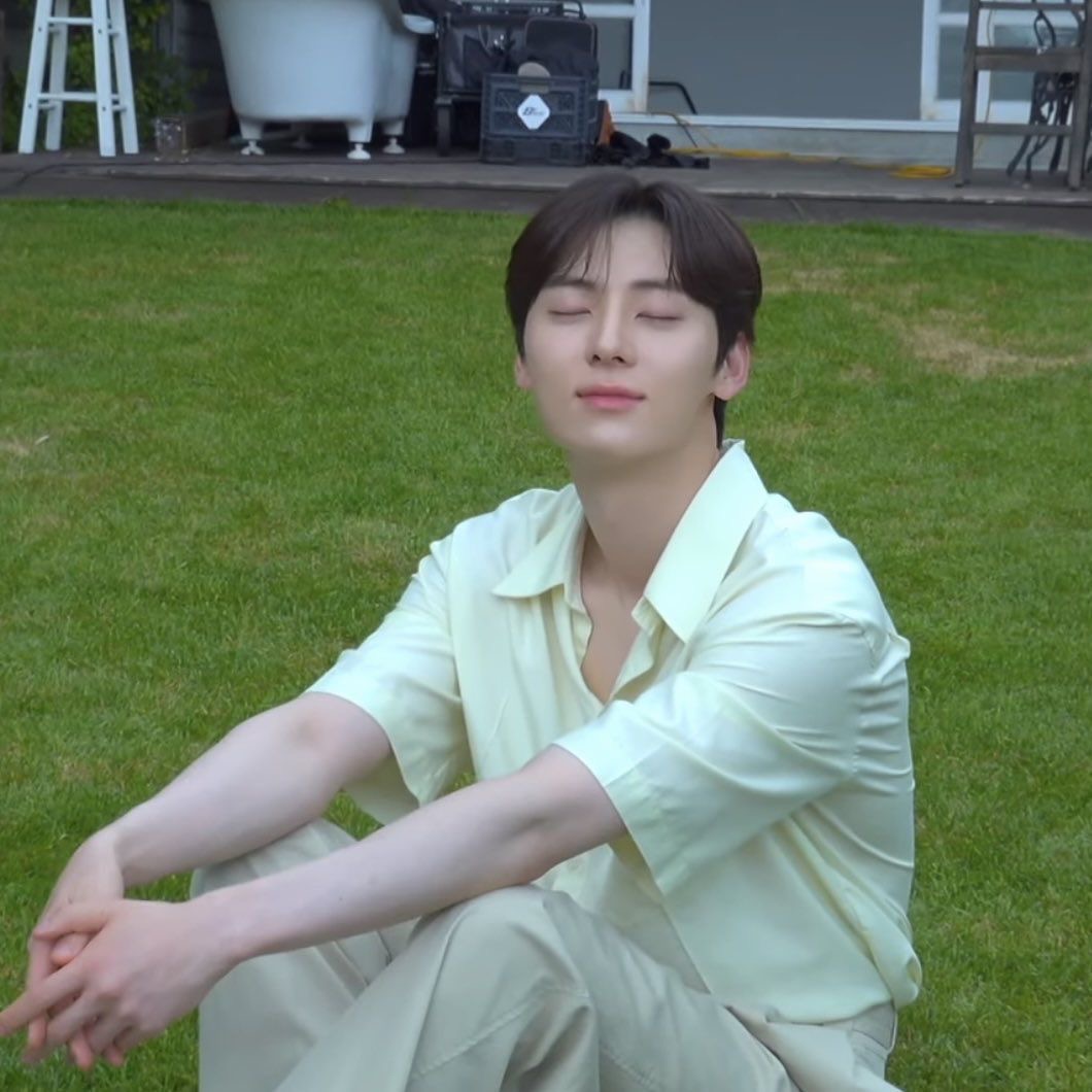 A moment captured by a fan of Hwang Minhyun