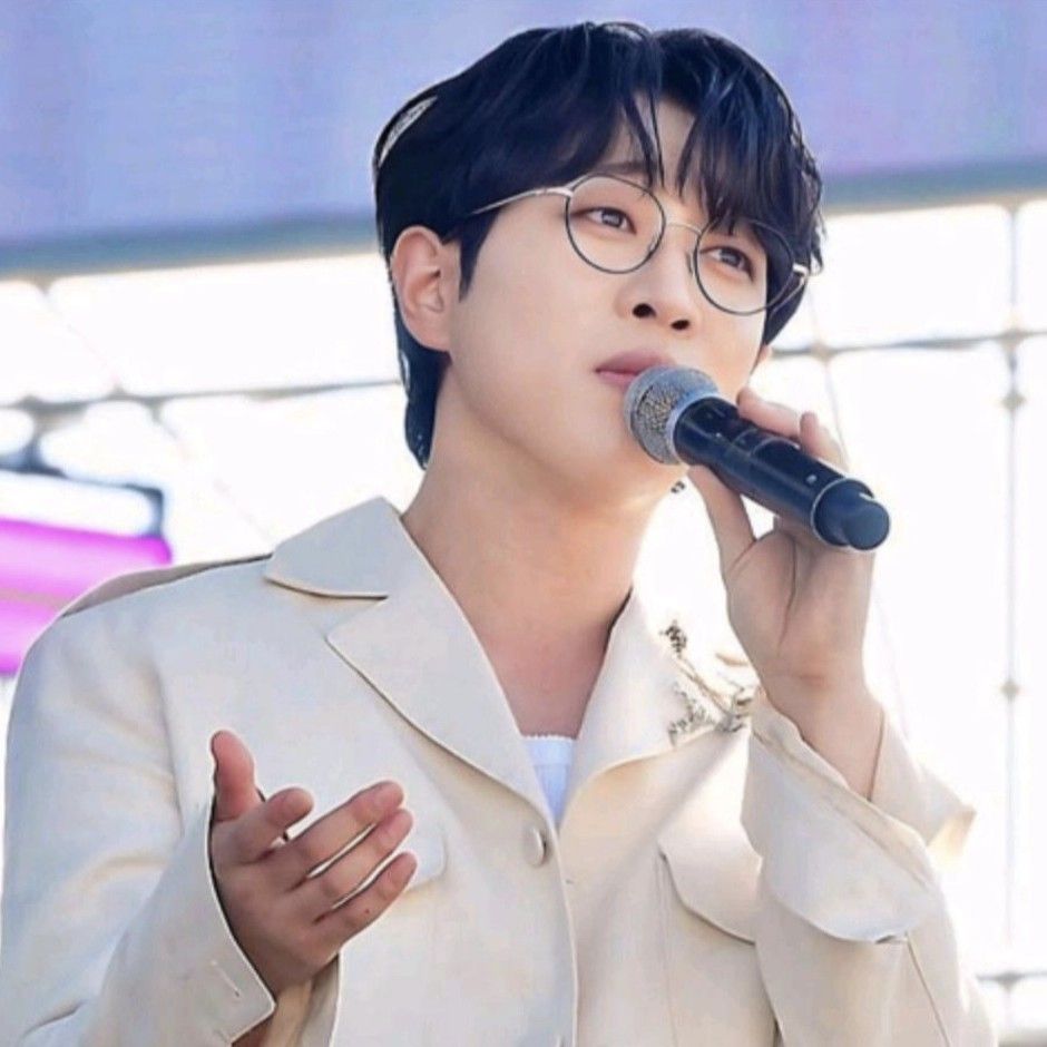 A moment captured by a fan of An Sunghoon