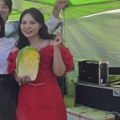 Behind-the-scenes cut of Miss Kim