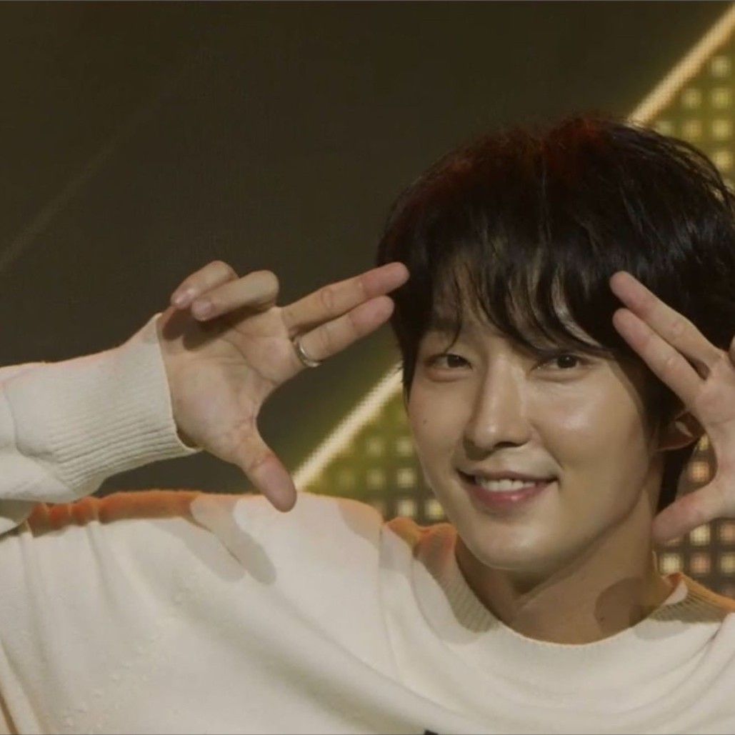 A moment captured by a fan of Lee Joongi