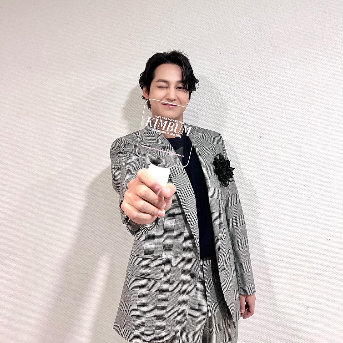 Behind-the-scenes cut of Kim Bum