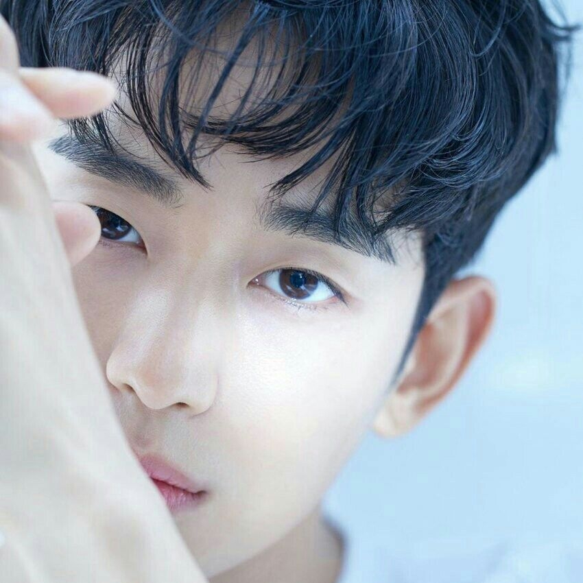 粉絲拍下的金秀賢瞬間