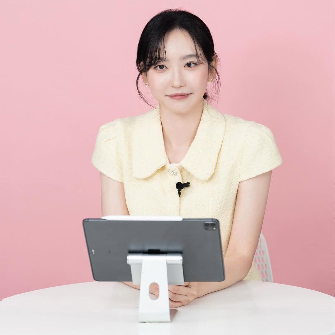 Behind-the-scenes cut of Han Jihyun