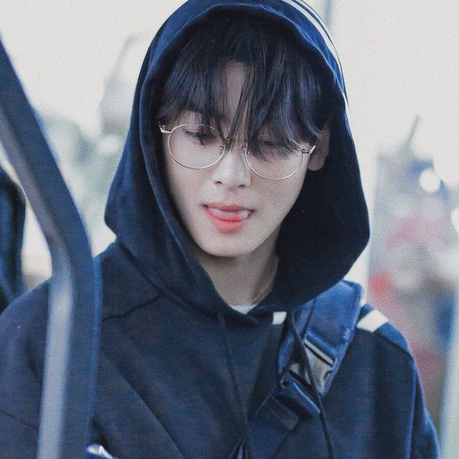 A moment captured by a fan of Cha Eunwoo