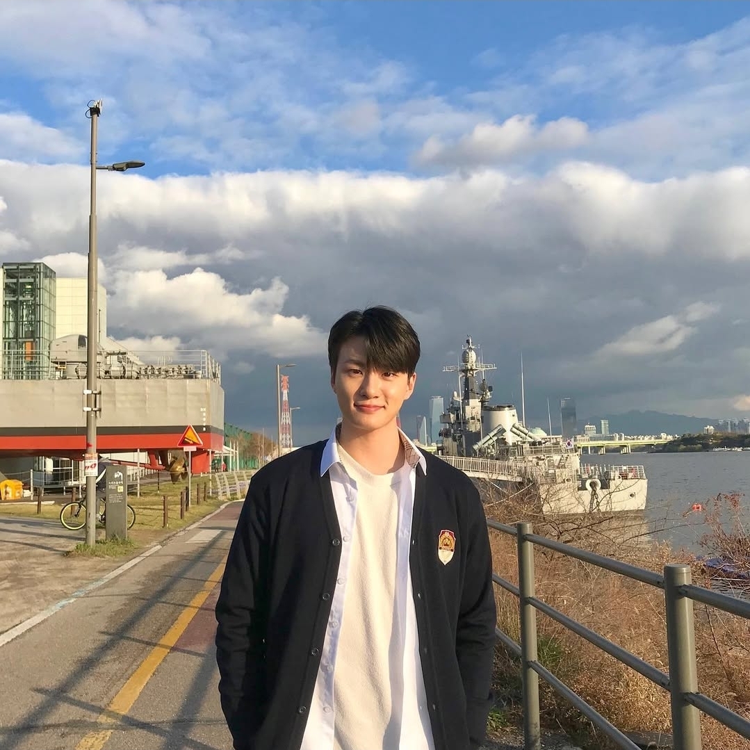 A moment captured by a fan of Shin Seungho