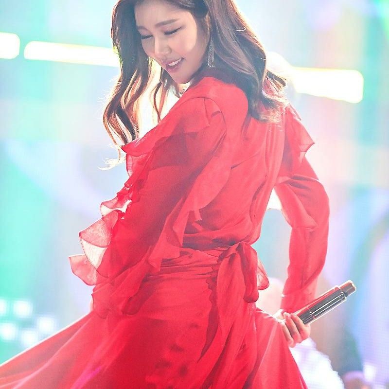 A moment captured by a fan of Song Gain