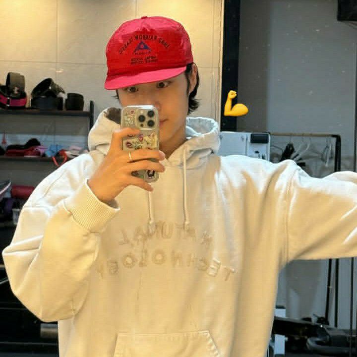 Behind-the-scenes cut of Lee Jongwon