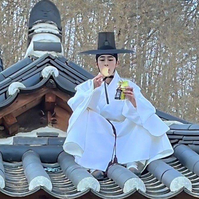 Behind-the-scenes cut of Lee Jaewook