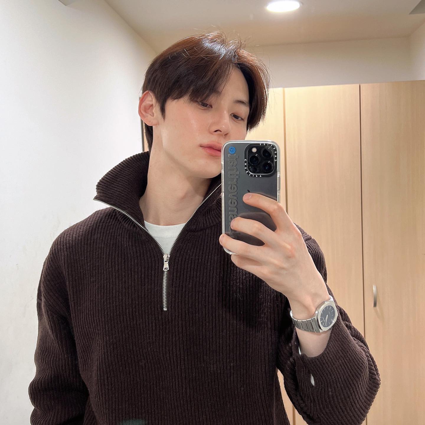 A moment captured by a fan of Hwang Minhyun