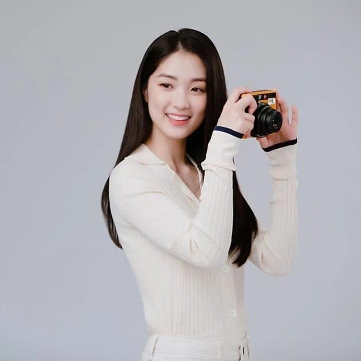 Behind-the-scenes cut of Kim Hyeyoon