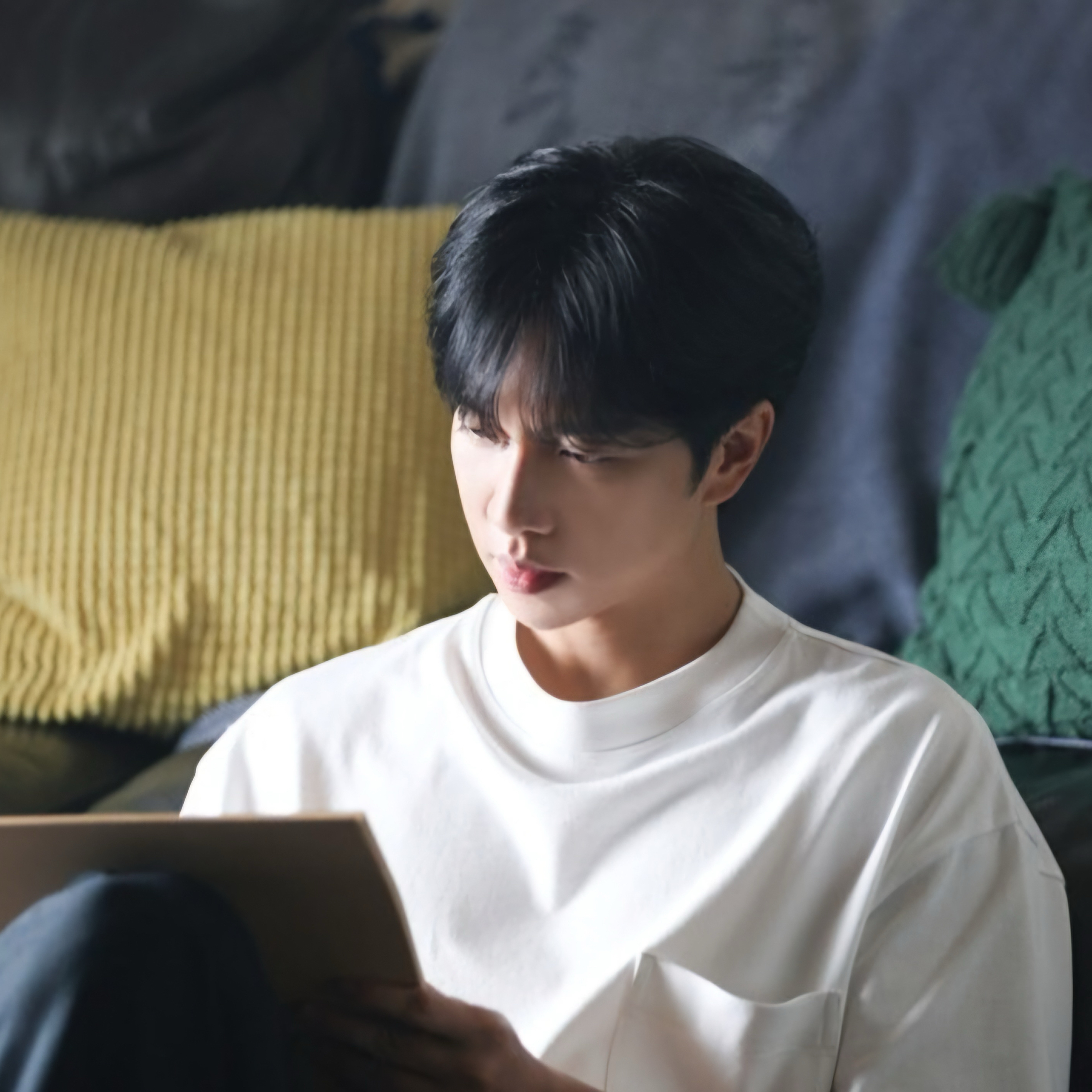 Behind-the-scenes cut of Lee Seunggi